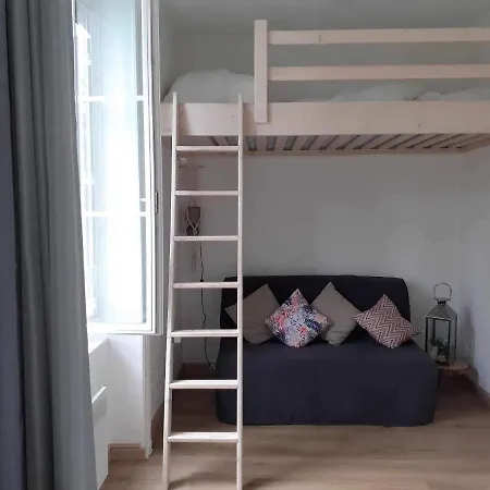 Apartment 400m De La